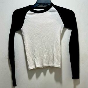 Brandy Melville raglan sleeve top. Black and white.
